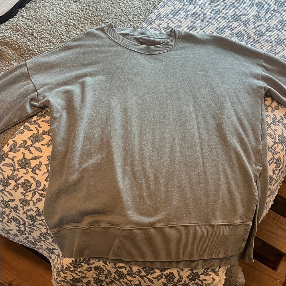 Women’s green aerie crewneck